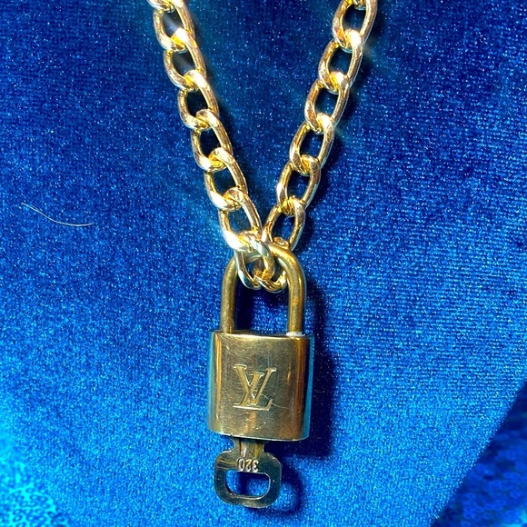 LOUIS VUITTON #320 Lock & Key w/Unbranded Chain, EUC - Picture 4 of 10